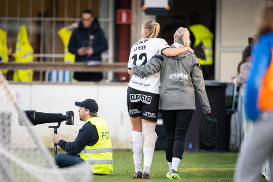 Häckens Stine Larsson får hjälpa att lämna fotbollsplan