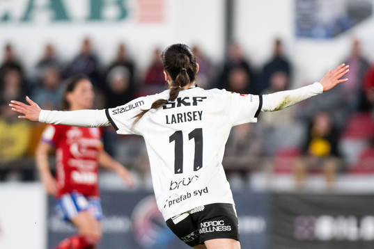 Häckens Clarissa Larisey jublar