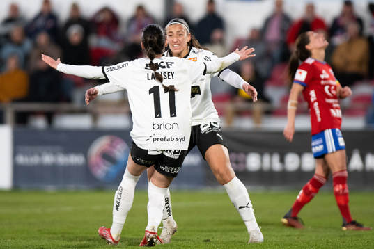 Häckens Clarissa Larisey jublar med Rusul Rosa Kafaji