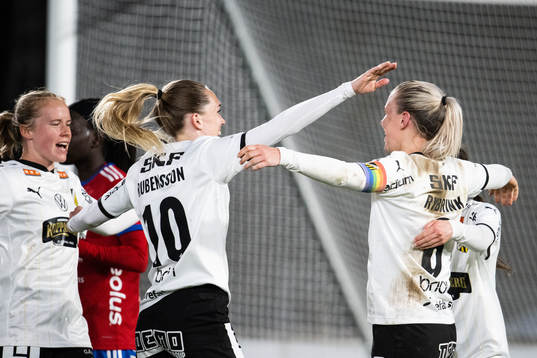 Häckens Josefine Rydbrink jublar med lagkamrater
