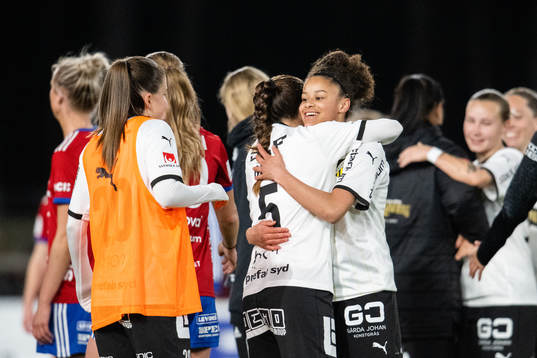 Häckens Felicia Schröder och Ruby Grant jublar