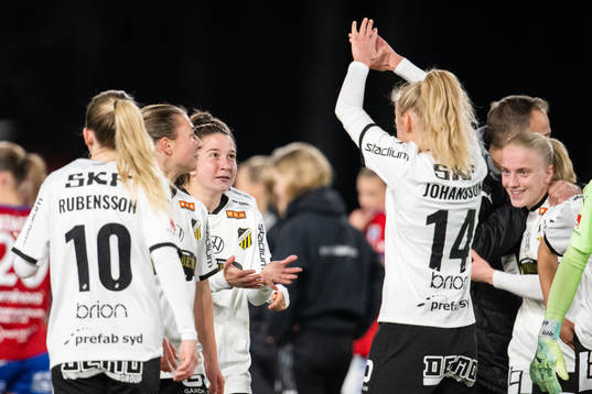 Häckens Ruby Grant och Molly Johansson jublar