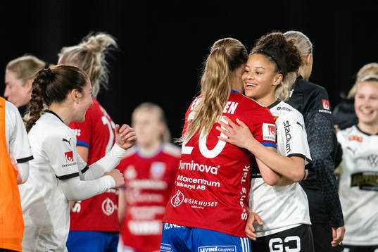 Häckens Felicia Schröder får en kram av Vittsjös Hanna