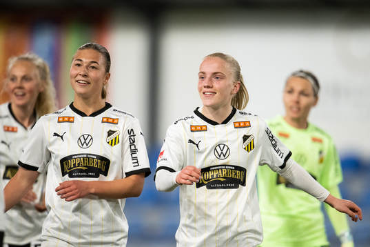 Häckens Alexandra Hellekant och hä16+jublar