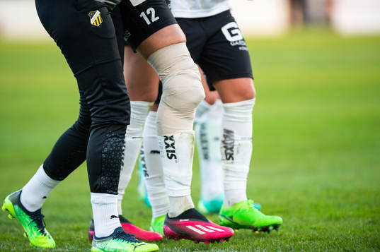 Häckens Stine Larsson skadad knä