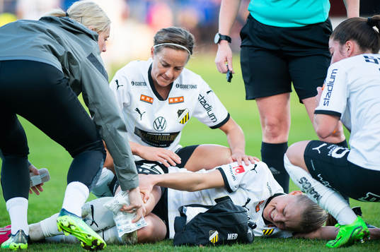 Häckens Stine Larsson ligger på marken