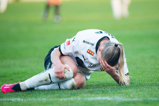 Häckens Stine Larsson ligger på marken