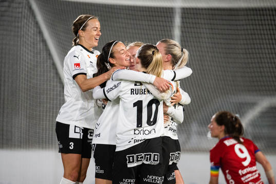 Häckens Josefine Rydbrink jublar och Vittsjös Elisabet