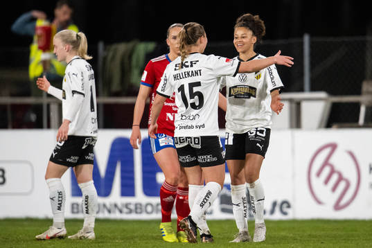 Häckens Felicia Schröder och Alexandra Hellekant jublar