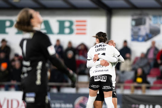 Häckens Clarissa Larisey och Rusul Rosa Kafaji jublar