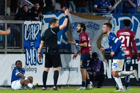 Örgrytes Hady Saleh Karim tilldelas rött kort av Domare