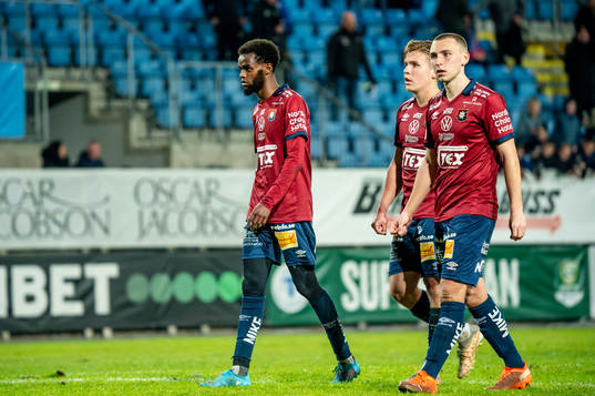 Örgrytes Mubaarak Nuh deppar med lagkamraterna