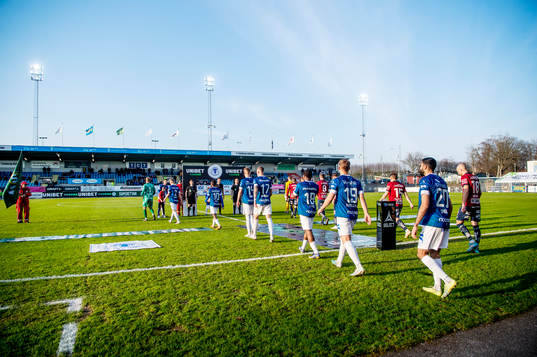 Spelarna kommer in på Vångavallen innan fotbollsmatchen i