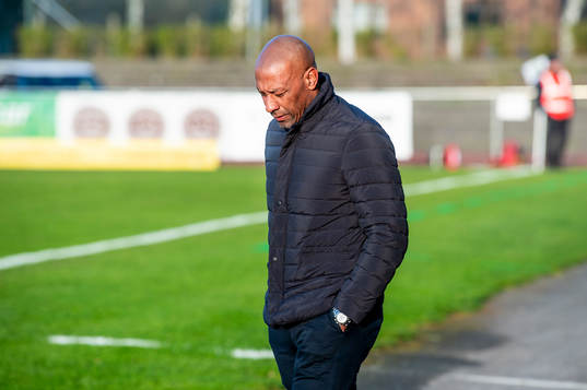 Örgrytes tränare Jeffrey Aubynn innan fotbollsmatchen i