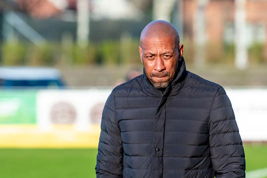 Örgrytes tränare Jeffrey Aubynn innan fotbollsmatchen i