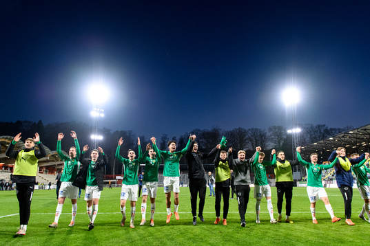 Spelarna i Jönköpings Södra jublar