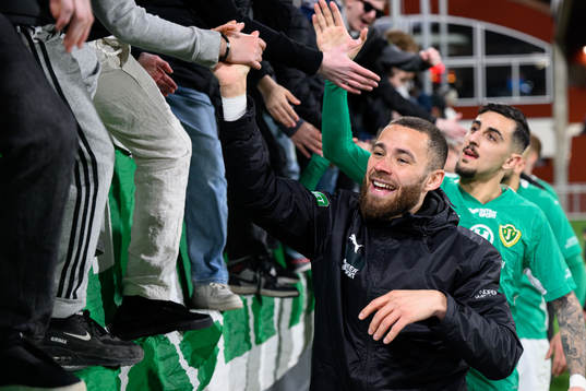 Jönköpings Södras Malkolm Moenza jublar med publiken
