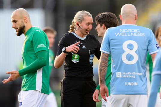 Domare Tess Olofsson pratar med Robin Book