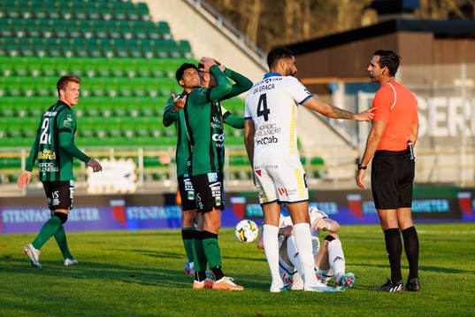 Varbergs spelare reagerar mot domare Granit Maqedonci