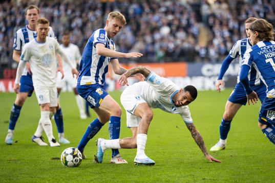 IFK Göteborgs Elias Hagen och Malmö FFs Sergio Pena