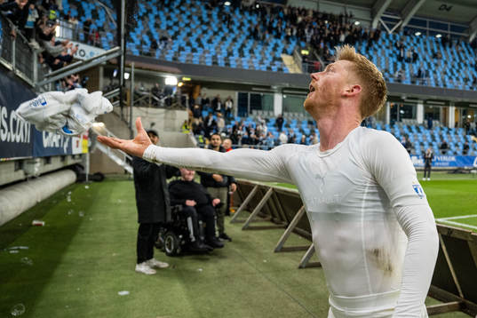 Malmö FFs Anders Christiansen kastar sin tröja till