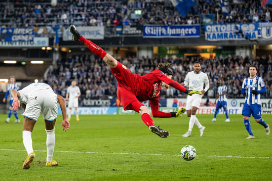 Malmö FFs Joseph Ceesay och IFK Göteborgs målvakt Adam