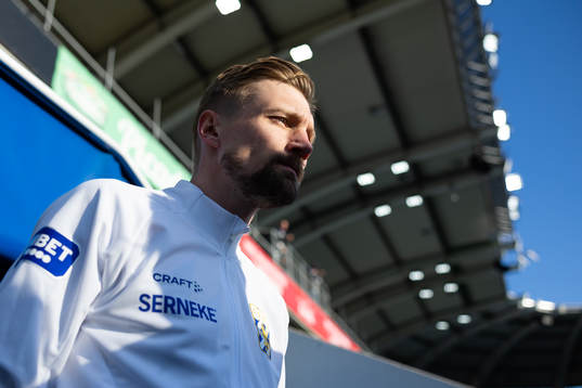 IFK Göteborgs Sebastian Eriksson  på väg ut för att