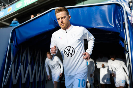 Malmö FFs Anders Christiansen på väg ut för att värma
