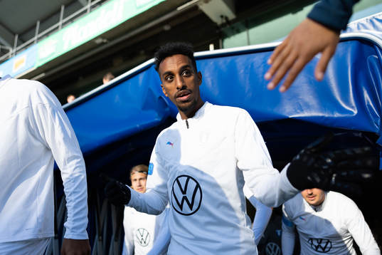Malmö FFs Taha Ali  på väg ut för att värma upp innan