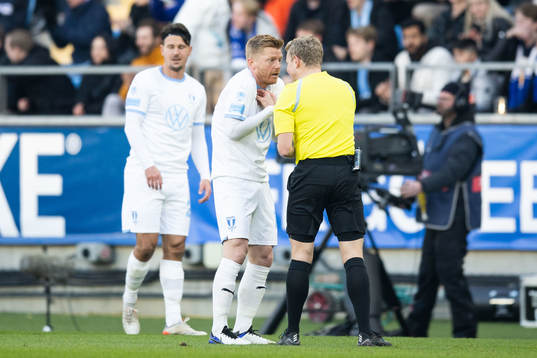 Malmö FFs Anders Christiansen tilldelas gult kort av