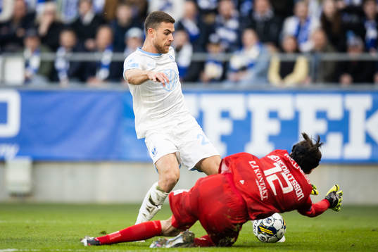 Malmö FFs Gabriel Busanello mot IFK Göteborgs målvakt