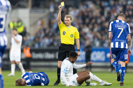 Malmö FFs Isaac Kiese Thelin tilldelas gult kort av Domare