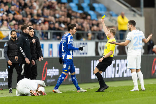 IFK Göteborgs Anders Trondsen tilldelas gult kort