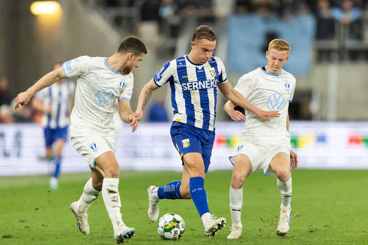 Malmö FFs Gabriel Busanello och Hugo Larsson mot IFK