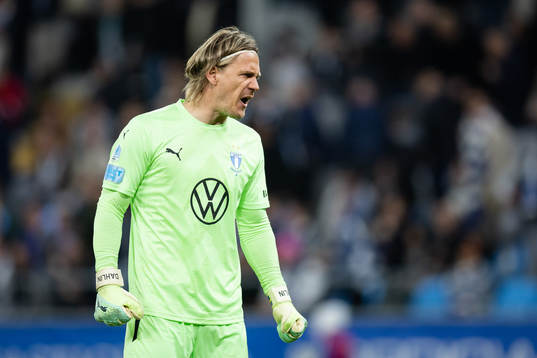 Malmö FFs målvakt Johan Dahlin jublar