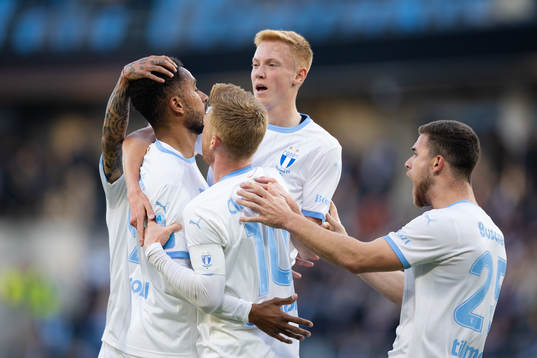 Malmö FFs Isaac Kiese Thelin jublar med lagkamrater