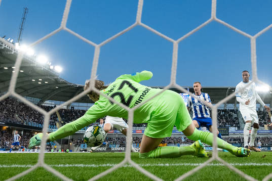 Malmö FFs målvakt Johan Dahlin med en räddning