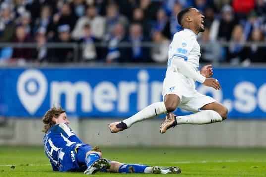 IFK Göteborgs Gustaf Norlin glidtacklar Malmö FFs Derek