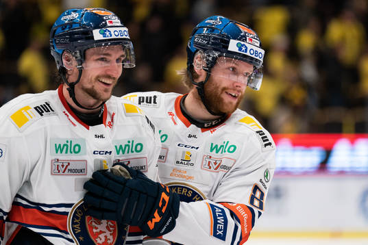 Växjös Keegan Lowe och Ludvig Claesson jublar