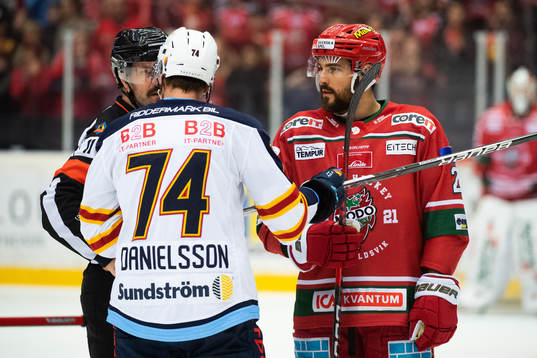 Djurgårdens Nicklas Danielsson och Modos Marcus Vela