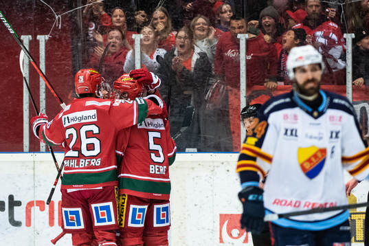 Modos Sebastian Ohlsson jublar med lagkamrater