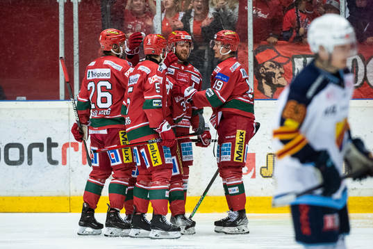 Modos Sebastian Ohlsson jublar med lagkamrater