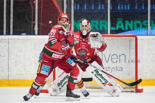 Modos Adam Pettersson och målvakt Kristers Gudlevskis