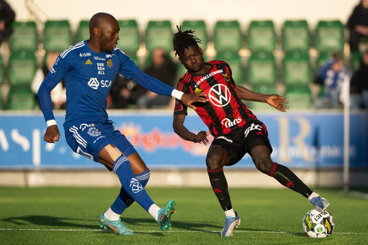 GIF Sundsvalls Moonga Simba och Östersunds Yannick Armel