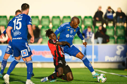 Östersunds Yannick Armel Assiedou Adjoumani och GIF