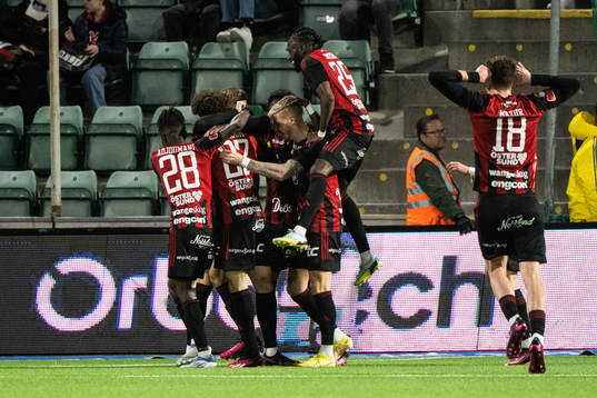 Östersunds Sebastian Karlsson Grach jublar