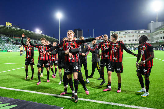 Östersunds Sebastian Karlsson Grach jublar