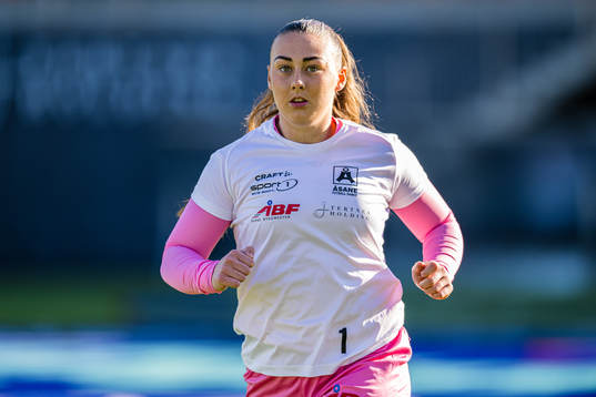 Savanna Mary-Anne Duffy of Åsane warms up