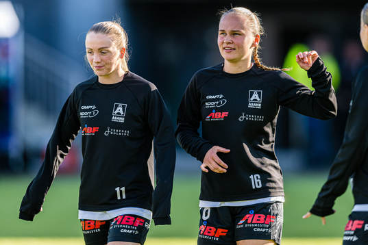 Andrine Mo and Mathilde Sangolt of Åsane warms up