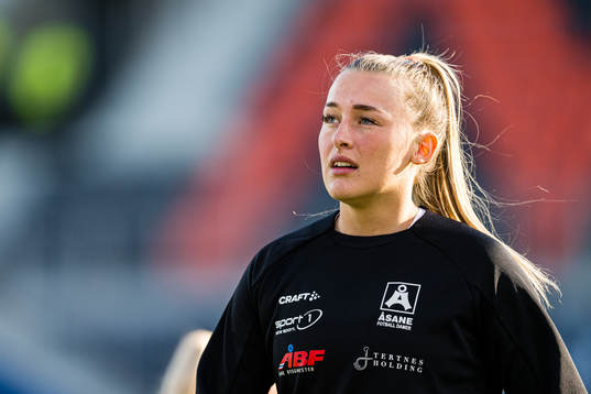Madeleine Veivåg of Åsane warms up